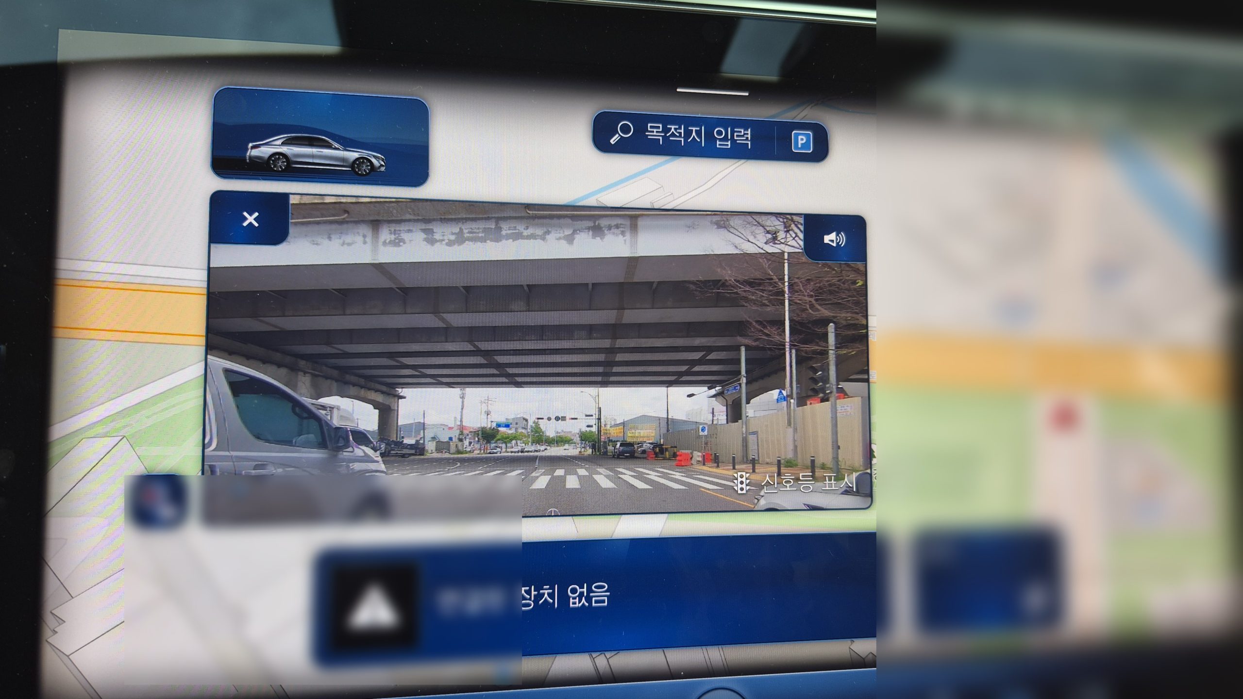벤츠 차량이 정지 시 센터 디스플레이에 전면 카메라 화면과 신호등 표시 기능을 보여주는 사진